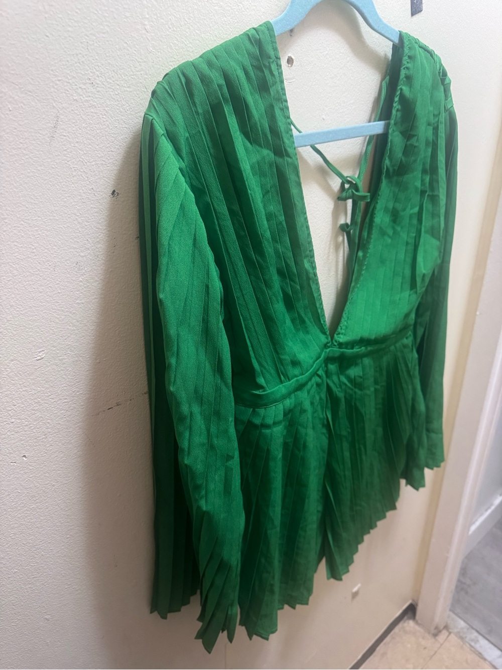 PrettyLittleThing Emerald Green Pleated V-Neck Long Sleeve Romper size XS